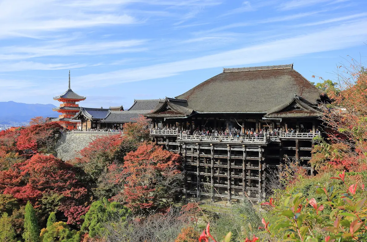 Kiyomizu-dera und die Holzbühne zwischen Herbstahornen