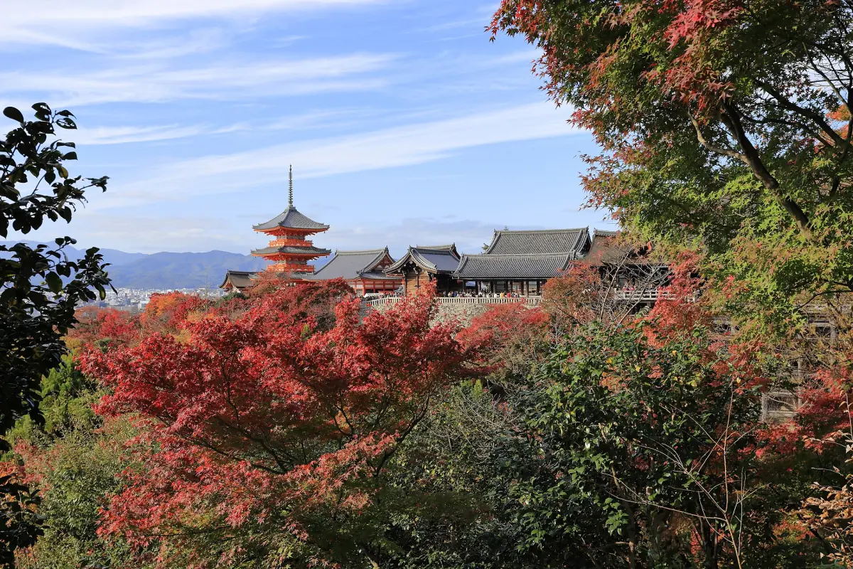 Bühne und Pagode in Herbstfarben