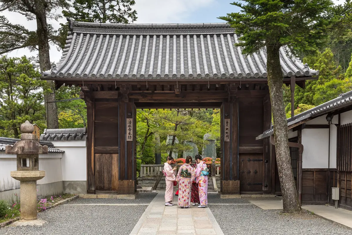 Besucherinnen im Yukata an einem Tempeltor