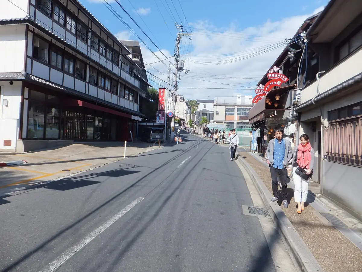 Die Straße hinauf zum Kiyomizu-dera