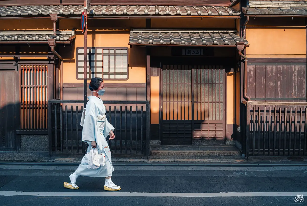 Im Kimono an alten Kyoto-Häusern vorbei