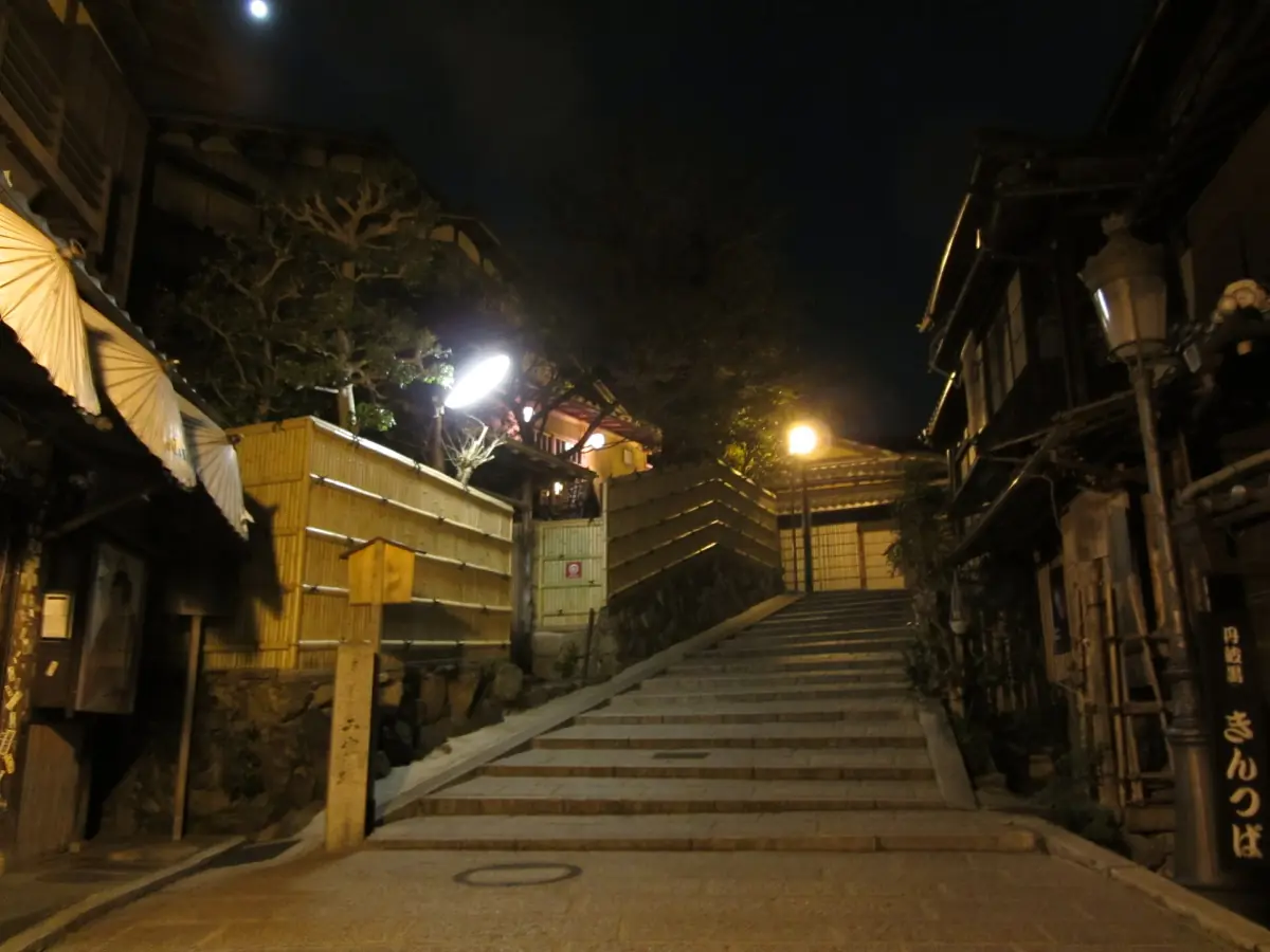 Ninenzaka bei Nacht
