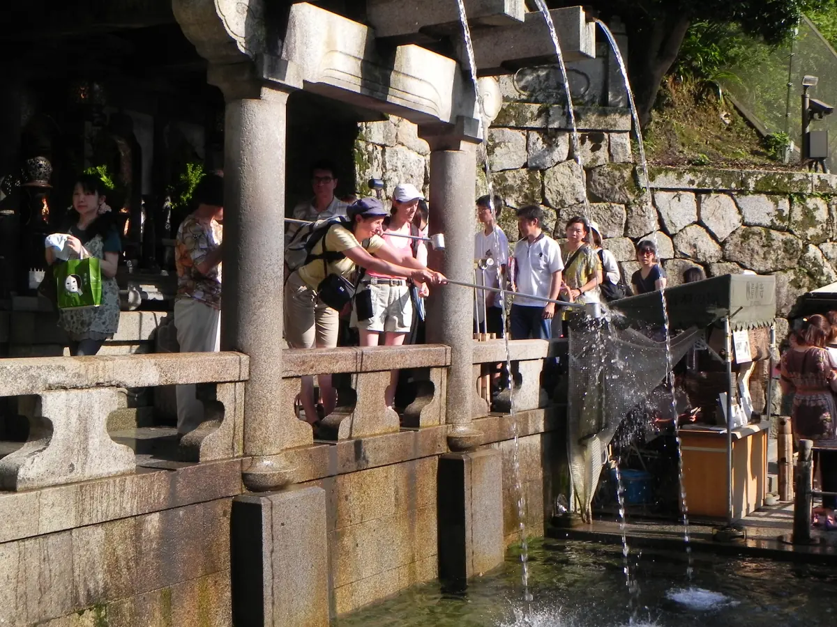Besucher am Otowa-Wasserfall
