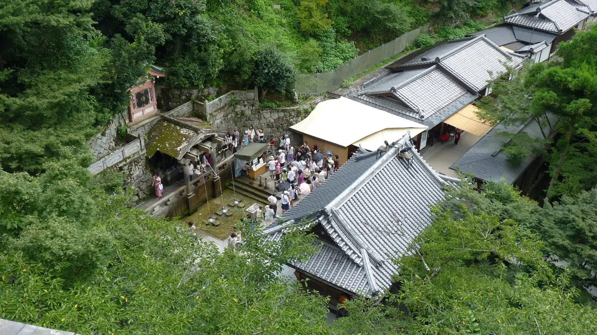 Der Bereich des Otowa-Wasserfalls von oben