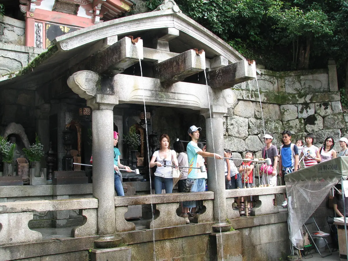 Die Halle über dem Otowa-Wasserfall