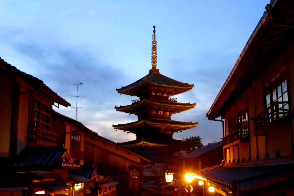 Die Yasaka-Pagode in der Dämmerung